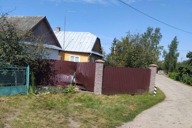 Нічна пригода: на Волині автівка в'їхала в паркан приватного обійстя 