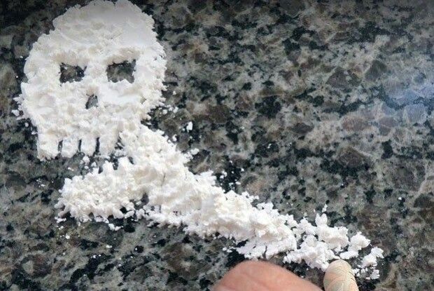 18-річна горе-мати «нюхала», тримаючи на руках малюка (Відео 18+)