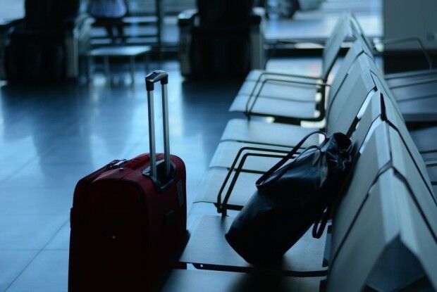 Горе-матір залишила дітей біля міськради і втекла з новим бойфрендом