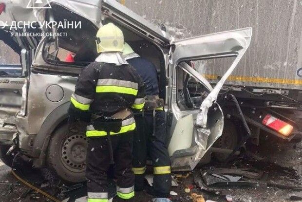На Рівненщині авто розчавило після зіткнення з двома вантажівками (Фото)