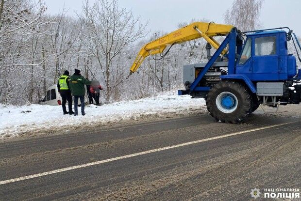 На Рівненщині поліцейські допомогли витягти авто (Фото) 
