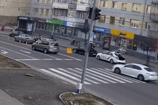 У Луцьку сталася аварія: не розминулися «мазда» і БМВ