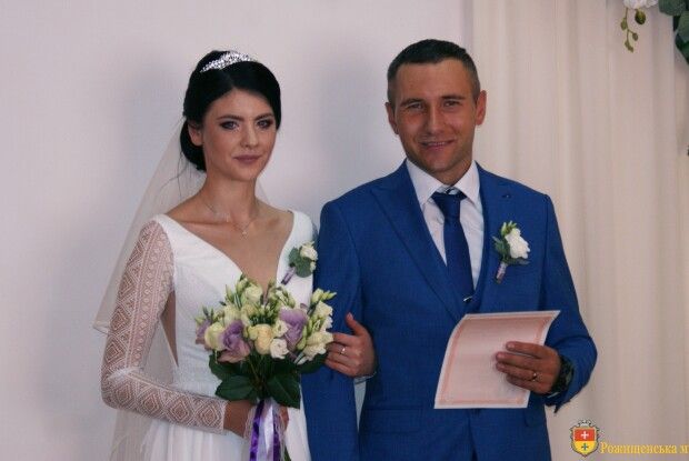 Їхні долі переплелись на Сході, а побрались на Волині: у Рожищі на рушник щастя стали військові