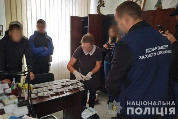 У Рівненського чиновника на шафі портрет Шевченка, а у конверті – хабар