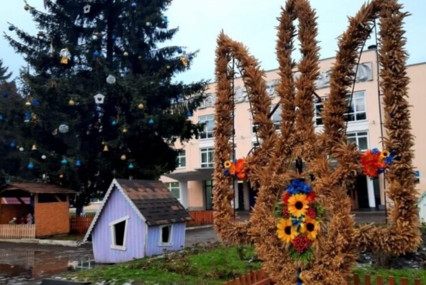 У місті на Рівненщині встановили велетенський дідух у вигляді Тризуба (Фото)