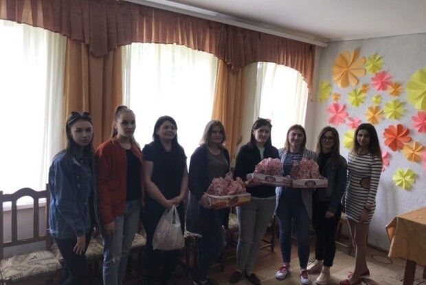 Студенти з подарунками і посмішками поїхали до особливих діток