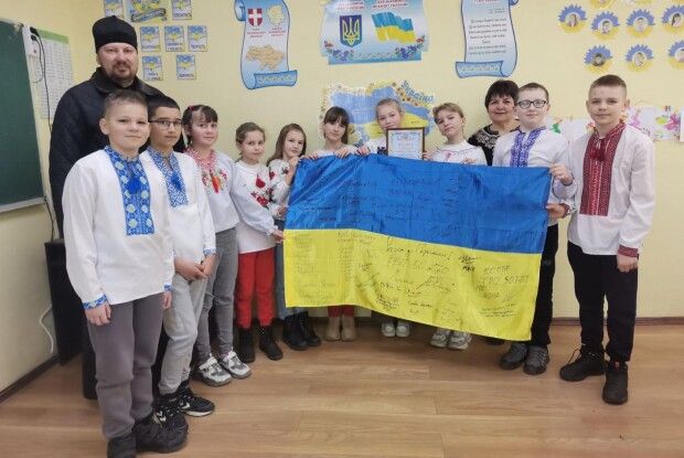 П'ятикласники з Волині отримали подяку та прапор від військових