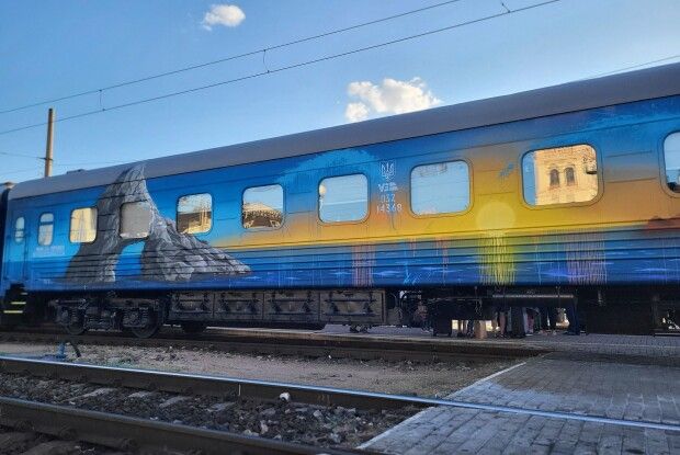 Митець із Луцька неймовірно розписав вагон «потягу до перемоги» (Фото)