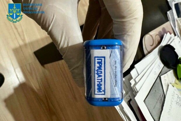 «Вирішував питання» у сервісному центрі МВС – волинянина судитимуть за підроблення документів та зловживання впливом