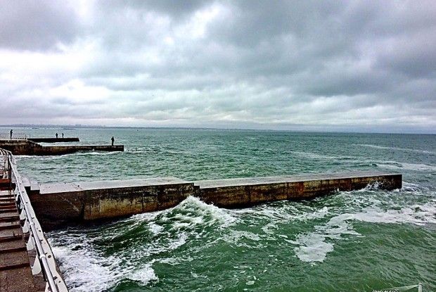 Ураганний вітер в Одесі здув у Чорне море візочок з дитиною