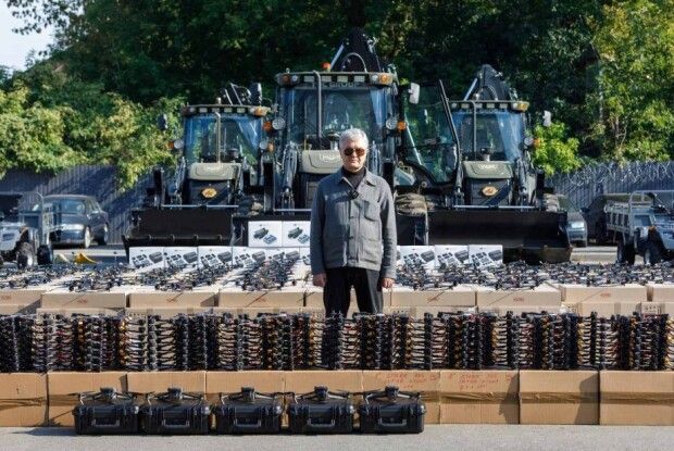 Туди, де ще гарячіше: Порошенко везе 1800 FPV-дронів та будівельну техніку на східний фронт