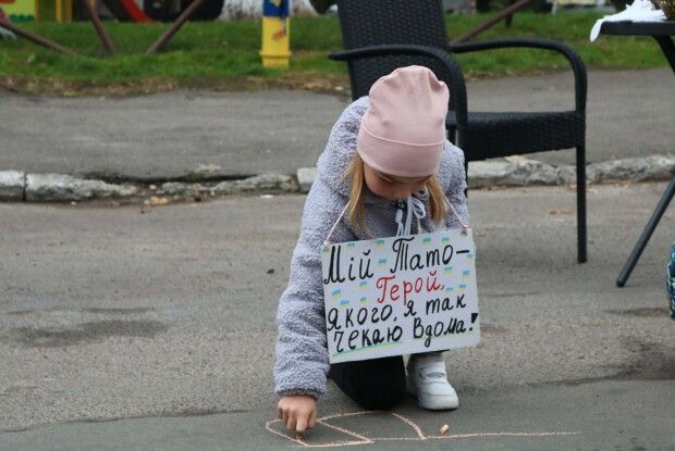 У місті на Волині провели зворушливу акцію «Мій тато - Герой» (Фото)