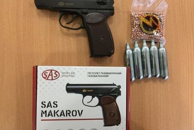 Щоб діти стріляли: батьки придбали для школи пістолет Макарова