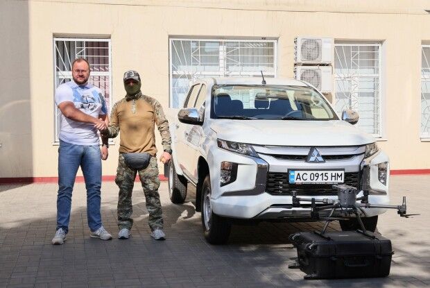 Ще один позашляховик та іншу необхідну техніку з Луцька передали захисникам на фронт
