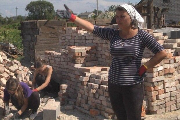 У селі на Волині відновлюють будинок, що знищили уламки зенітної ракети, яка збила ворожі безпілотники