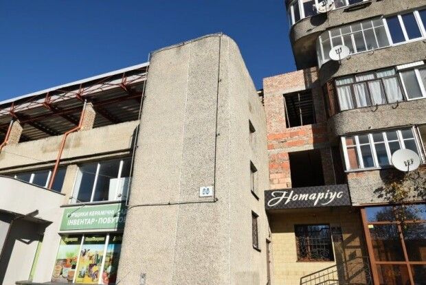 У Луцьку власника торгово-офісного приміщення змушують знести третій поверх