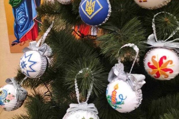 Парафіянки подарували на храм у Маневичах вишивані ялинкові прикраси