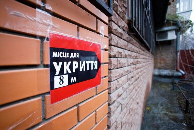 Скандал у Дніпрі: дорослі під час тривоги не пустили підлітків  в укриття  (Відео)