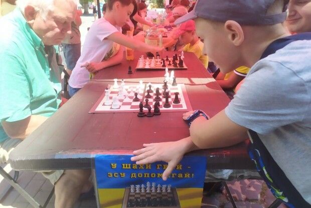 У Луцьку шахісти, шашисти й доміношники дружно збирають кошти для ЗСУ (Фото)