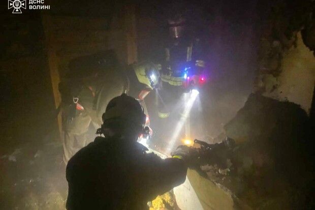 На Волині аж дві бригади рятувальників поспішали на пожежу в будинку