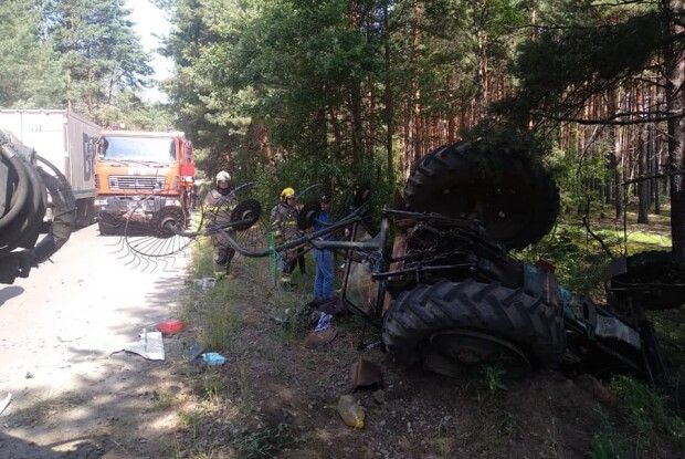 На Рівненщині від удару фури перекинувся трактор: тракториста шпиталізували 