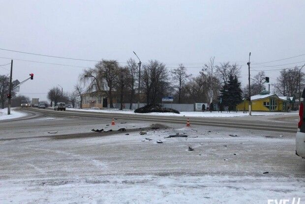 Уламки по всій дорозі: на Волині на проблемному перехресті зіткнулися автівки (Фото)