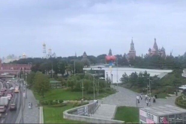 Біля Кремля у небо запустили прапор України (Відео)
