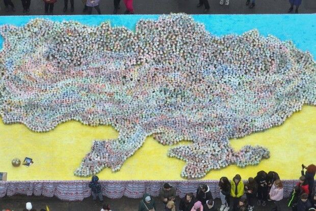 Рекорд України: на Одещині виклали величезну карту із пасок 