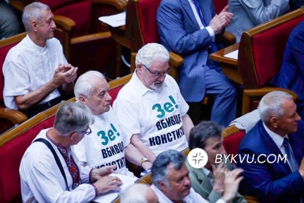 Керівник «слуг» обізвав співавторів Конституції «дідами-мопедами»