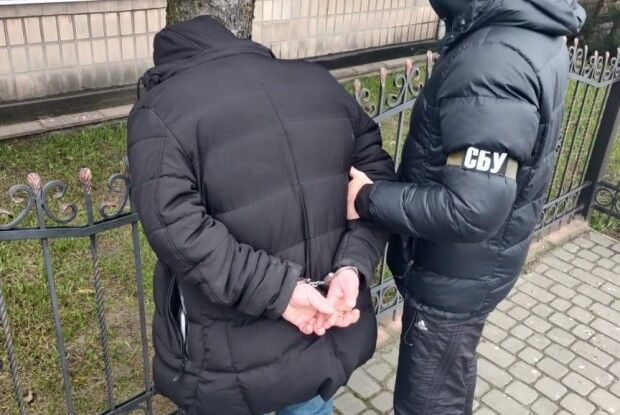 Ціна питання – тисяча доларів: на Волині працівника поліції викрили на хабарі