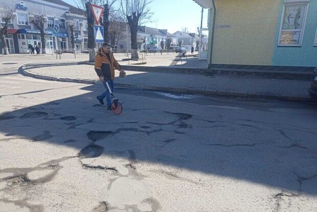 У Ратному шукали ями на дорогах