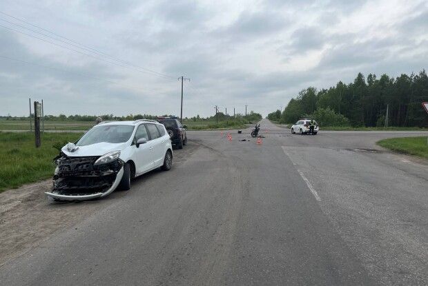 Машині знесло бампер: у моторошну аварію потрапив мотоцикліст