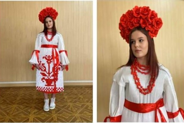 Юна волинянка вразила суддів унікальним вбранням з паперу