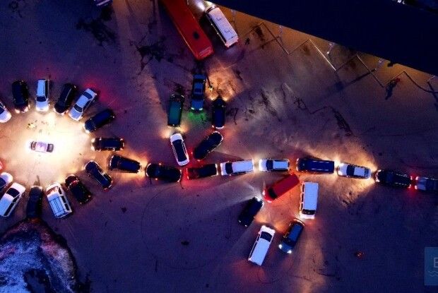 Волиняни утворили квітку з автомобілів, щоб привітати жінок (Фото)