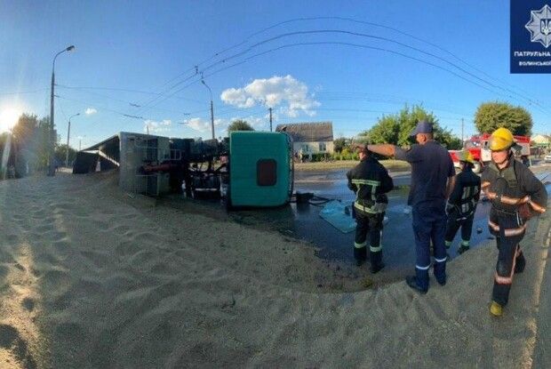 Повідомили, чи був тверезим водій вантажівки із зерном, яка перекинулась в Луцьку