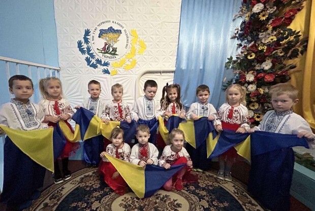 Захисники 128-ї окремої гірсько-штурмової Закарпатської бригади передали прапор України для волинських дітлахів (Фото)