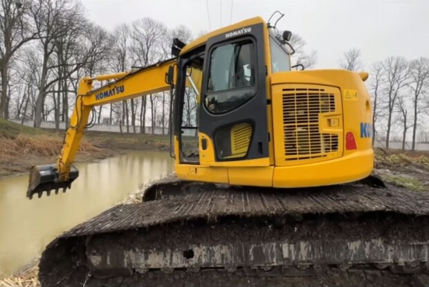 На Волині у прикордонні з білоруссю «орлів лукашенка» дратує крутий японський ескаватор (Відео)