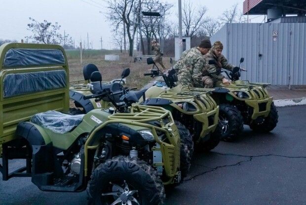 Порошенко привіз морпіхам на Південь FPV-дрони і квадроцикли для евакуації поранених
