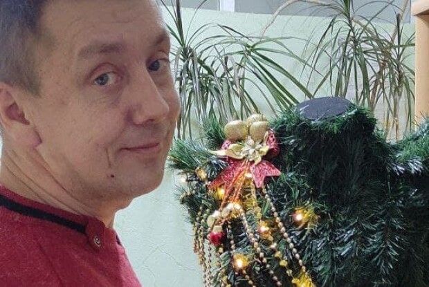 Модельєр з Волині створив новорічну сукню-ялинку