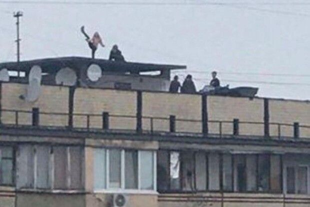 Крім поліції, ніхто не зміг зняти підлітків з даху