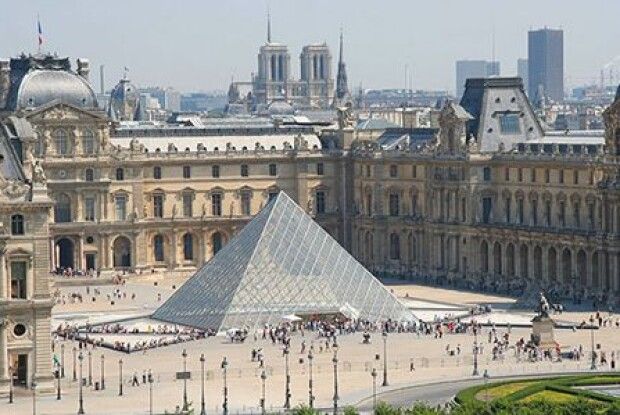 Що підштовхнуло французів закрити Лувр?