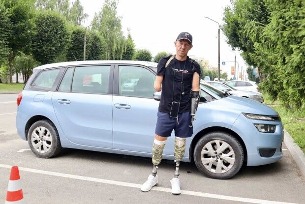 Ветеран із чотирма ампутаціями їздив на авто і став на лижі