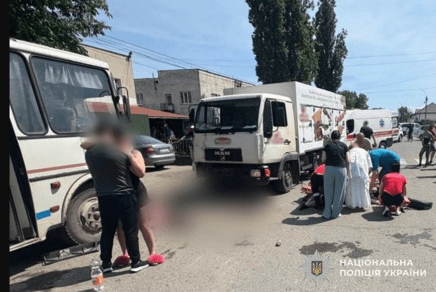 На Західній Україні некерована вантажівка в’їхала в людей: є загиблі та поранені