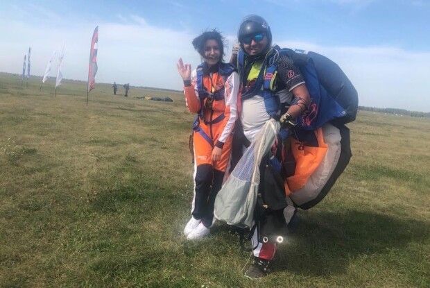 Волинська художниця присвятила стрибок з парашутом рідному Луцьку