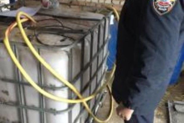 «Виготовлено десь на Волині»: податківці викрили підпільний цех з виробництва спиртних напоїв