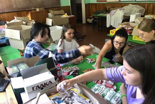 На Горохівщині юні й дорослі волонтери невтомно складають захисникам сухпайки (Фото)