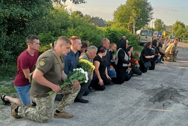 Захисника-Героя із Полісся навколішках зустрічало все село (Фото)