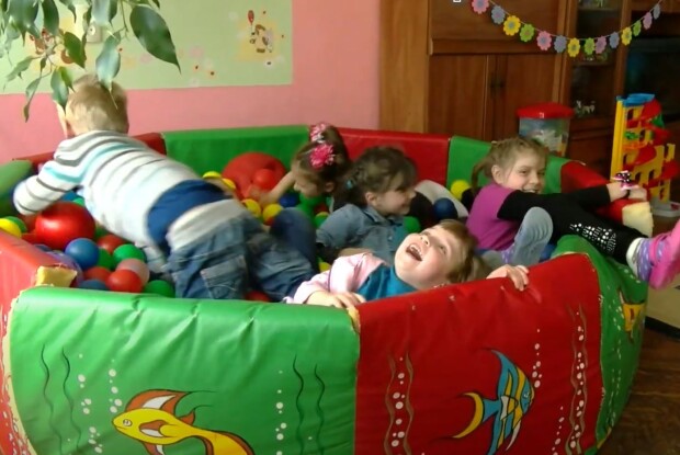 Дитина з волинського притулку: «Винесу мамі котлетку, бо вдома нема що їсти» (Відео)