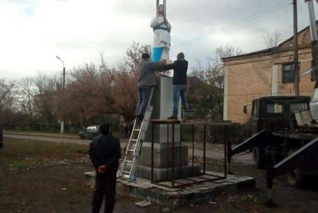 На Запоріжжі на постамент Леніна поставили скульптуру Христа 