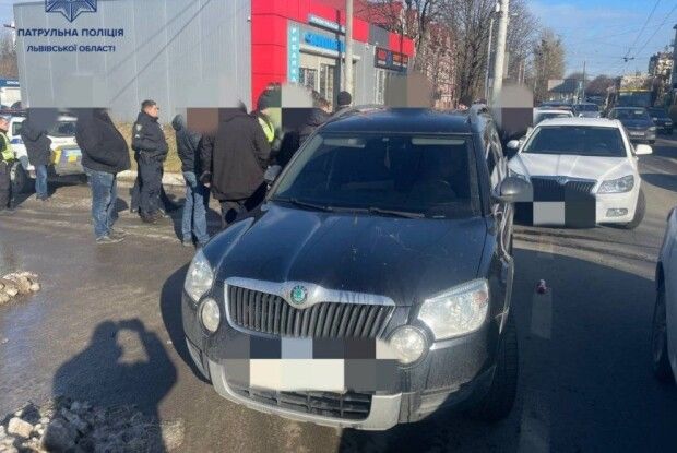 Побили та запхали в машину: у Львові злочинці намагались викрасти іноземця